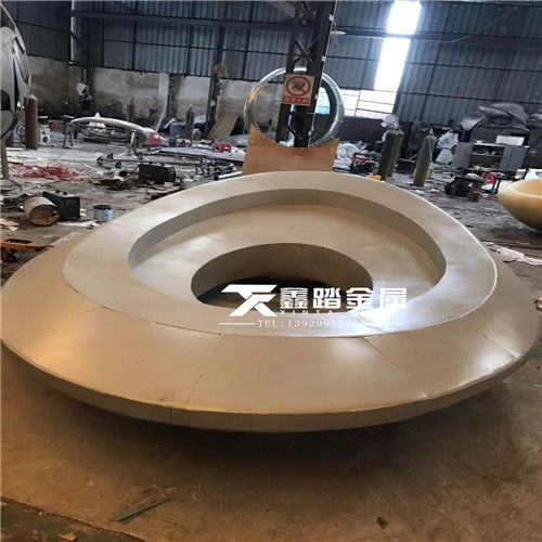 手工鍛造異形不銹鋼樹(shù)池雕塑的制作藝術(shù) 融合技藝與景觀(guān)之美